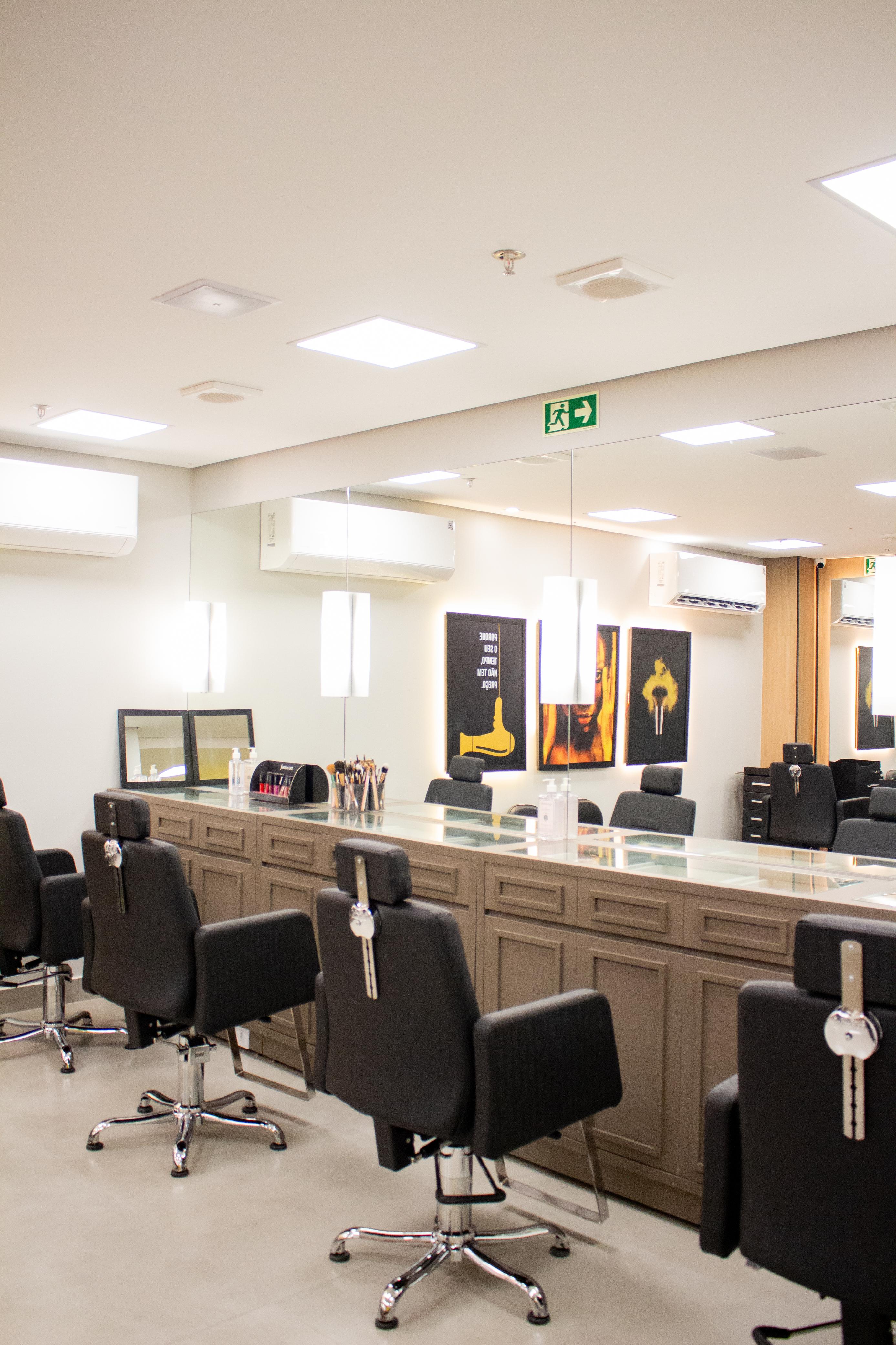 Sala de maquiagem e cabelo com espelhos amplos